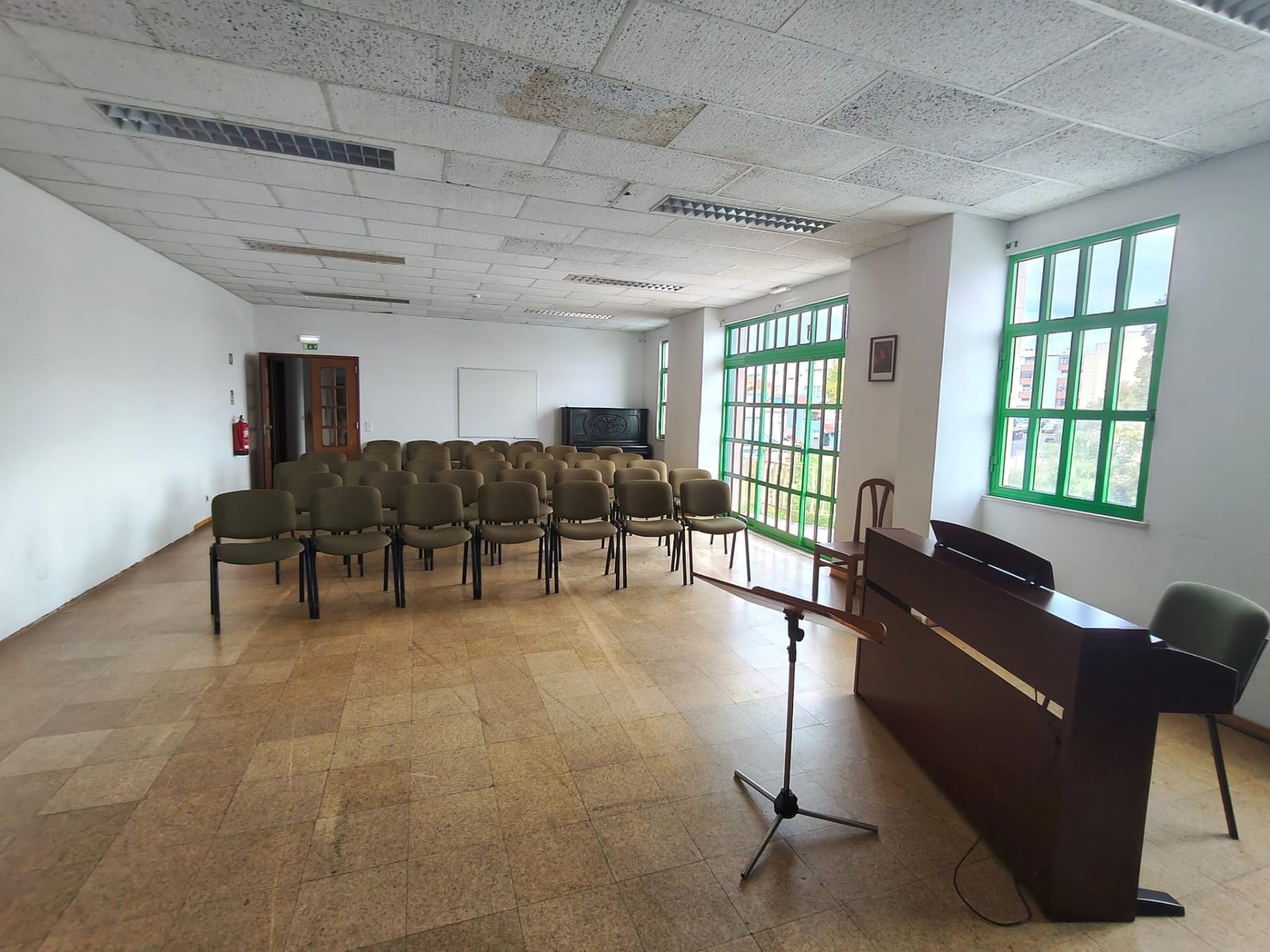Sala do atelier com luz natural e varanda com vista para o rio Sado